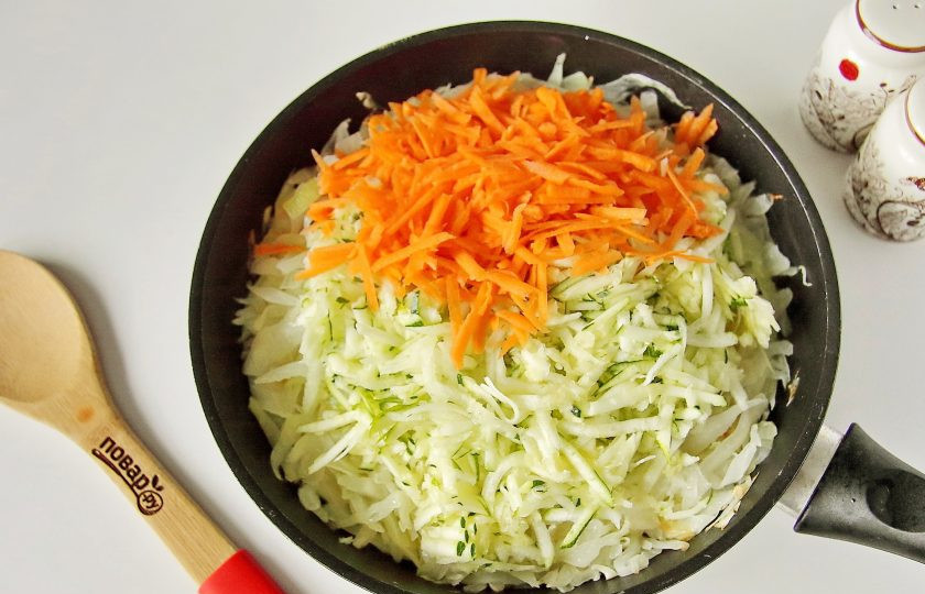 1. Этап. Овощная запеканка в духовке: Обжарьте капусту до мягкости и добавьте тертый кабачок и тертую морковь. Если кабачок молодой, то шкурку можно не снимать.