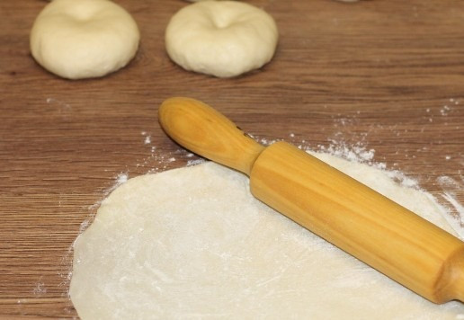 1. Этап. Пирожки из слоеного теста на кефире: 9. Раскатываем кусочки теста в круг, Ф=20 см..