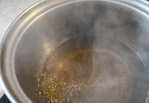 1. Этап. Маринованный редис с луком: Пока нарезается редиска, нужно сварить маринад. В воду положить соль и сахар, довести до кипения, влить яблочный уксус и снова вскипятить. Если хотите, то добавьте лавровый лист. Я в этот раз добавила щепоть сухих итальянских трав. Можно сварить простой маринад без специй. Маринад для закуски нужен горячий, он не охлаждается!