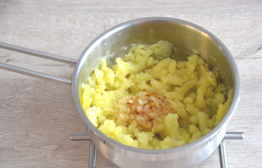 1. Этап. Пирог из рулетиков с разными начинками: Отварите картофель, разомните в пюре, добавьте обжаренный лук, посолите по вкусу.