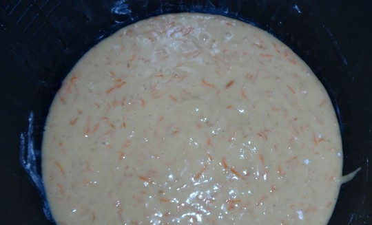 1. Этап. Пирог Морковник: Чашу мультиварки смажьте маргарином. Влейте в неё тесто.