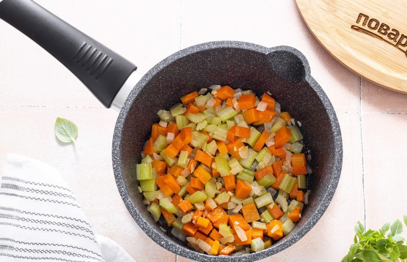 1. Этап. Суп с чечевицей: Разогрейте сотейник с толстым дном на среднем огне с растительным маслом. Обжарьте подготовленные овощи до мягкости. На это потребуется примерно 7-8 минут.