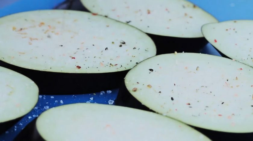 1. Этап. Баклажаны гриль: Нарежьте баклажан кружочками (толщина — 2 см). Солим и перчим с двух сторон.