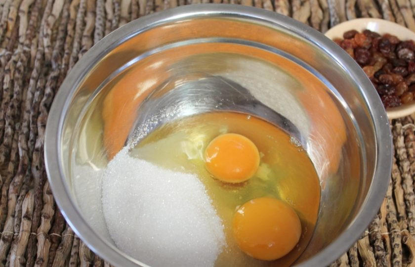 1. Этап. Печенье с изюмом из ржаной муки: Яйца вбиваем в миску и добавляем сахар.