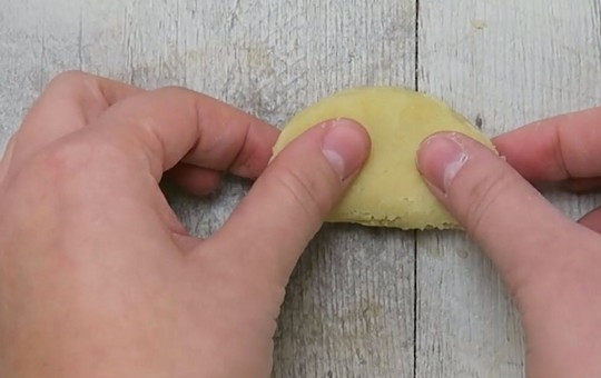 1. Этап. Песочное печенье Лебеди: 4. Каждый круг сложите пополам, плотно соединив края.