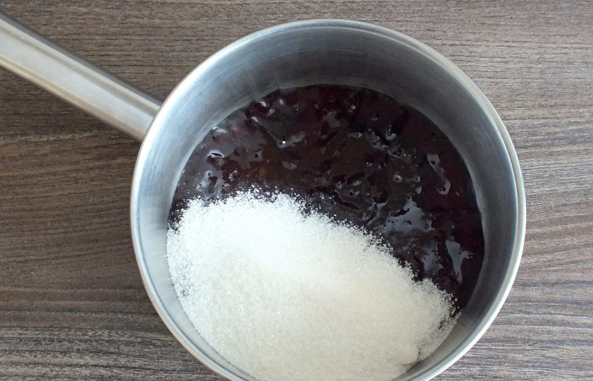 1. Этап. Корзиночки с зефирным кремом: В сотейнике соедините 50 грамм сахара и джем. Поставьте на умеренный огонь. Нагревайте до больших пузырей.