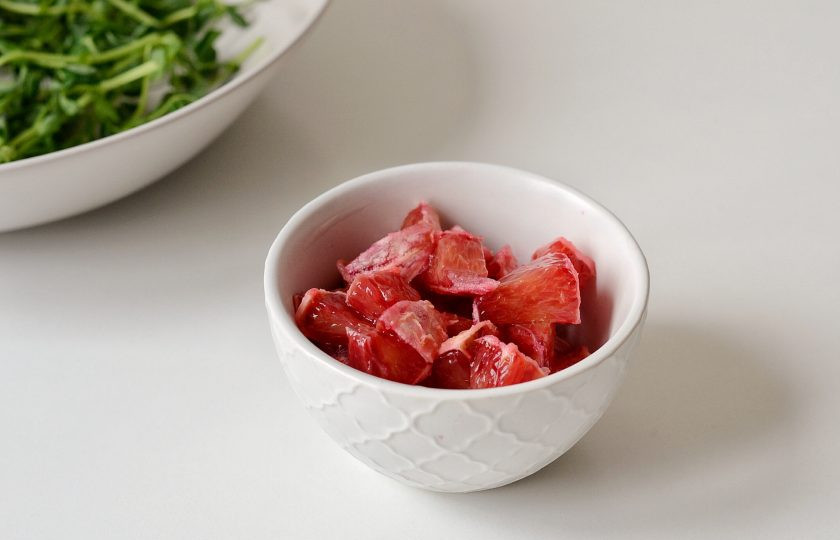 1. Этап. Салат с авокадо и имбирем: Апельсин очистите от кожуры, удалите косточки и нарежьте кубиками.