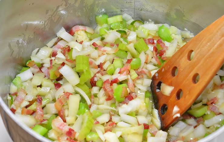 1. Этап. Минестроне с беконом: Выкладываем в кастрюлю содержимое первой миски (сельдерей, лук и острый перец). Тушим овощи вместе с беконом на медленном огне 10 минут.