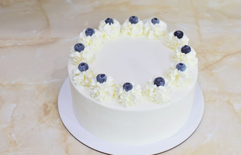 1. Этап. Лимонно-маковый торт: Для внешнего выравнивания сделайте такой же крем. Выровняйте торт сверху и снаружи. Украсьте торт по своему вкусу.