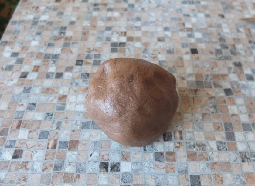 1. Этап. Расписное новогоднее печенье: Муку смешайте с измельченными в порошок специями и разрыхлителем. В отдельной посуде растерите мягкое масло с сахаром, медом и яйцом. Все смешайте и замесите эластичное тесто. Заверните в пакет. Уберите в морозилку на час.