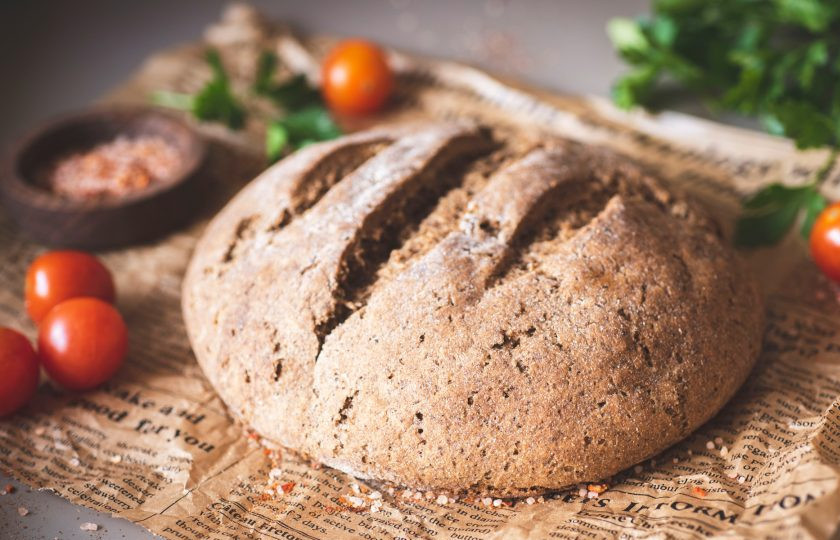 1. Этап. Ржаной хлеб на сыворотке: Подавайте остывший хлеб к столу и нарезайте его на ломтики.