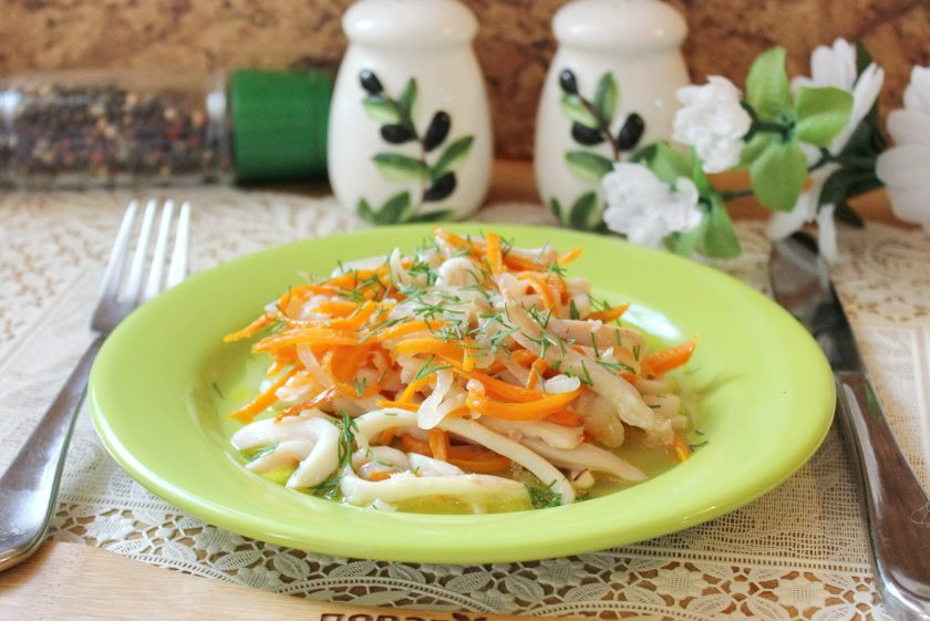 1. Этап. Кальмары с луком на сковороде: Кальмары с луком на сковороде готовы. Посыпьте нарезанной зеленью и подавайте к столу.