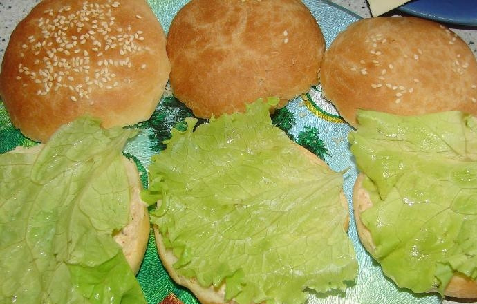 1. Этап. Гамбургер Макдональдс: Далее выложите салат и котлетку.