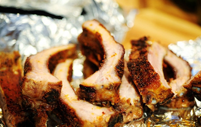 1. Этап. Жареные свиные ребрышки в духовке: Готовые ребрышки достаем из духовки, нарезаем и подаем.