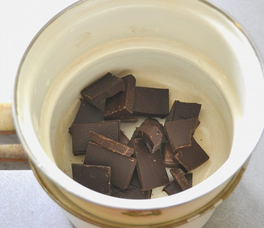 1. Этап. Печенье Причуда: Поломайте шоколад на дольки и нагревайте на водяной бане. Можно просто растопить шоколад короткими импульсами в микроволновой печи.