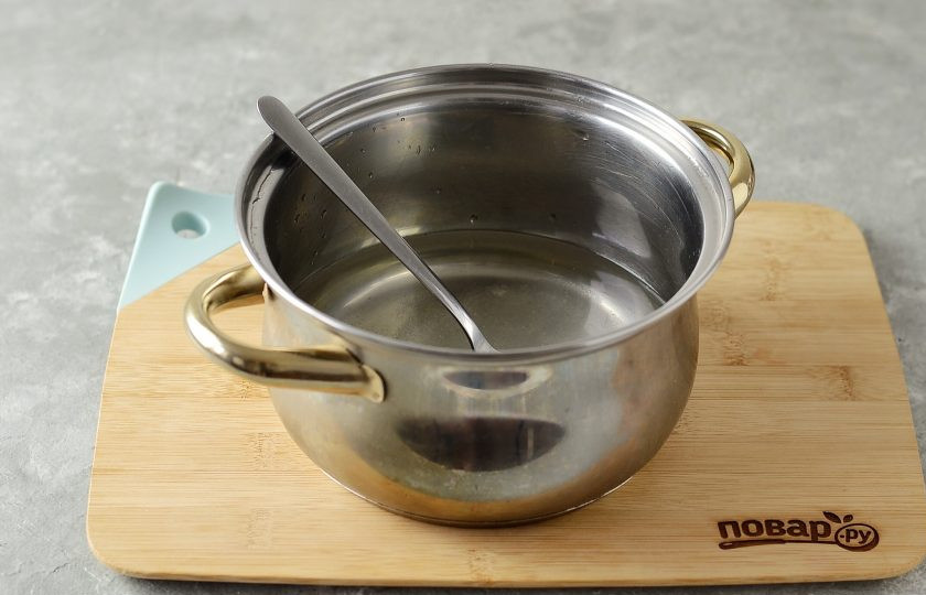 1. Этап. Огурцы в банку на зиму: Слейте воду в кастрюлю, добавьте сахар и соль. Доведите до кипения. Влейте уксус и снимите с плиты.