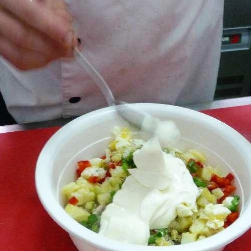 1. Этап. Салат Столичный: Добавляем майонез.