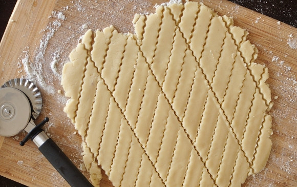 1. Этап. Шотландское песочное печенье: 3. Готовое тесто раскатайте в пласт. Разрежьте или разделите его на печеньки.