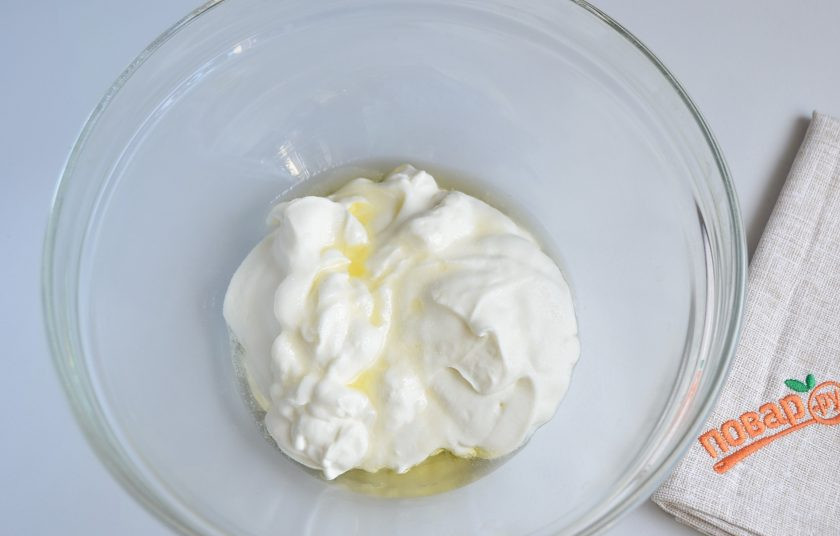 1. Этап. Вкусные кутабы с сыром и зеленью: 2. Сметану соедините с маслом и солью. Перемешайте.