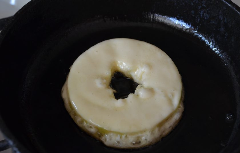 1. Этап. Яблочные оладьи Звездочки: Разогрейте небольшое количество масла на сковороде, обжаривайте оладушки с двух сторон до красивой румяной корочки.