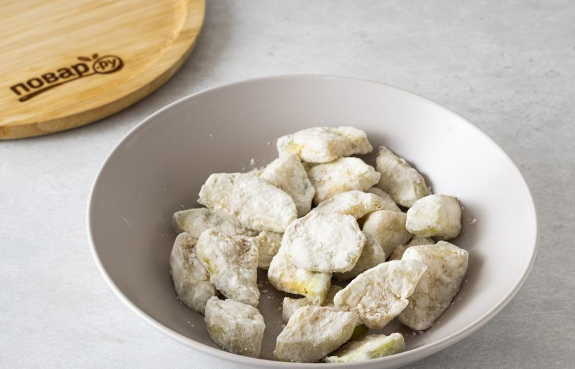 1. Этап. Азиатский салат с баклажанами и помидорами: Ломтики баклажана обваляйте в крахмале.