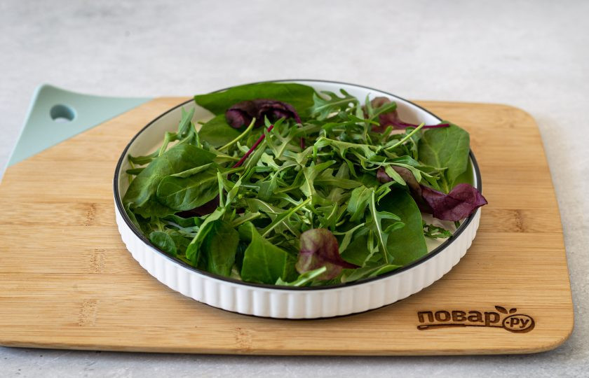 1. Этап. Салат из шпината с грушей: Выложите в миску промытую и обсушенную зелень.