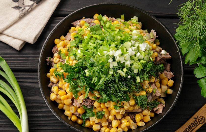 1. Этап. Салат с тунцом, кукурузой и сыром: Зелень помойте, обсушите и порубите ножом. У меня петрушка, укроп и зелёный лук.