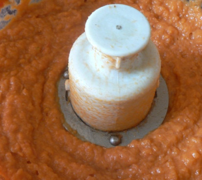 1. Этап. Кабачковая икра с уксусом: 3. Помещаем в чашу блендера томаты, кабачки, лук с морковкой, чеснок. Перемешиваем до состояния пюре, добавляем соль, сахар и перец. Оставим в холодильнике постоять два-три часа.