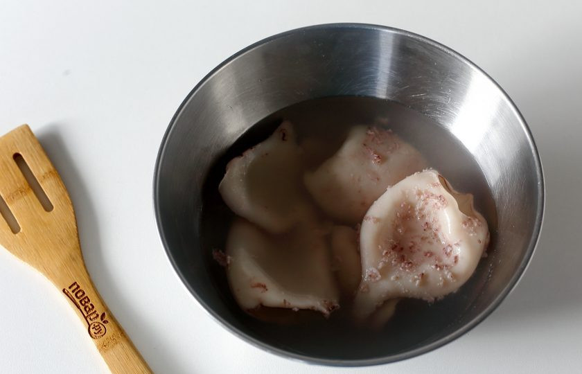 1. Этап. Паста с кальмарами в томатном соусе: Тушки кальмаров обдайте кипятком, а затем поместите в холодную воду.