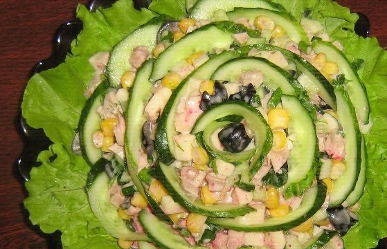 1. Этап. Салат Ольга: 3. Моем листья салата, высушиваем и укладываем на тарелку, выкладываем заправленный салат. Второй огурец моем и нарезаем сначала продолговатыми кружочками, а потом еще перерезаем наполовину и украшаем салат сверху. Перед подачей настаиваем 15-30 минут, приятного аппетита!