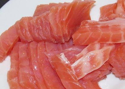 1. Этап. Рулет из лаваша с семгой и сыром: Нарезаем рыбу небольшими ломтиками.