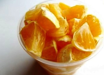 1. Этап. Варенье из апельсинов в хлебопечке: Затем каждую дольку режем на небольшие кусочки, которые перекладываем в чашу хлебопечки.