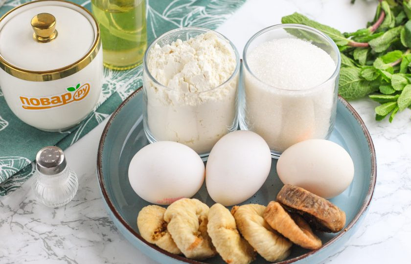 1. Этап. Пирог с сушеным инжиром: Подготовьте указанные ингредиенты. Инжир заранее замачивать не нужно.