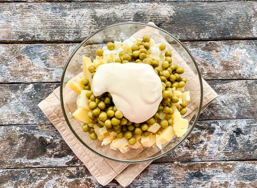 1. Этап. Салат из шампиньонов маринованных: Заправьте салат майонезом и хорошо перемешайте.