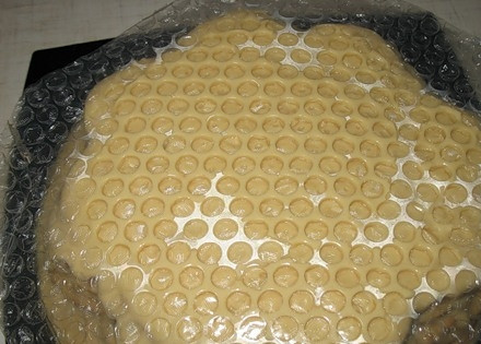 1. Этап. Торт Соты: Пупырчатой плёнкой укройте верх торт. Так получится имитация пчелиных сот. Прижмите и уберите в холодильник на час. Затем снимите плёнку.