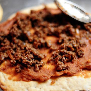 1. Этап. Мексиканская пицца: Положите обжаренный фарш.