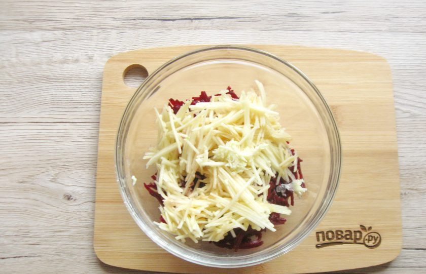 1. Этап. Салат из свеклы с яблоком и орехами: Добавьте в салатник чеснок, предварительно очистив его и измельчив любым способом.