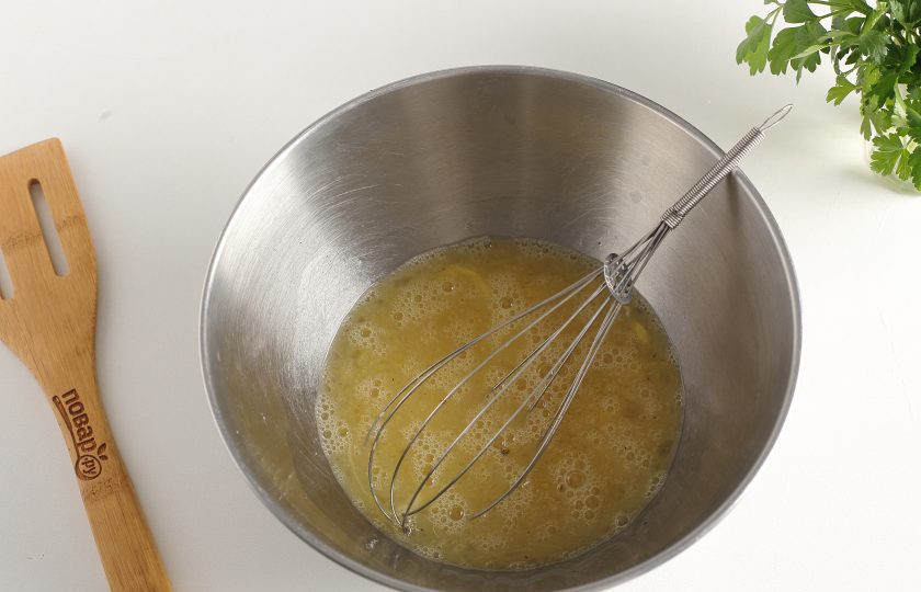 1. Этап. Ленивые хачапури на кефире: Яйца взбейте с солью и перцем.