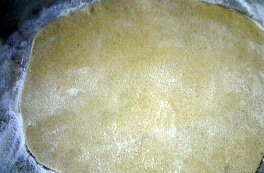 1. Этап. Лепешка для бурито: Присыпьте стол мукой, раскатайте на нём из каждого шарика лепёшки.