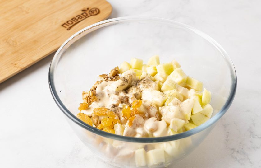 1. Этап. Вальдорфский салат: Заправьте салат, посолите и поперчите по вкусу. Все перемешайте.