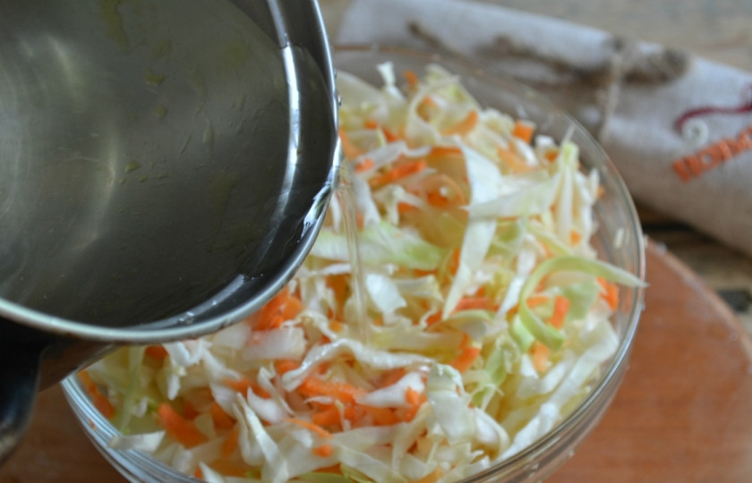 1. Этап. Маринованная сладкая капуста: Маринад охладите и влейте к овощам. Хорошо перемешайте все и оставьте на 2-3 часа.