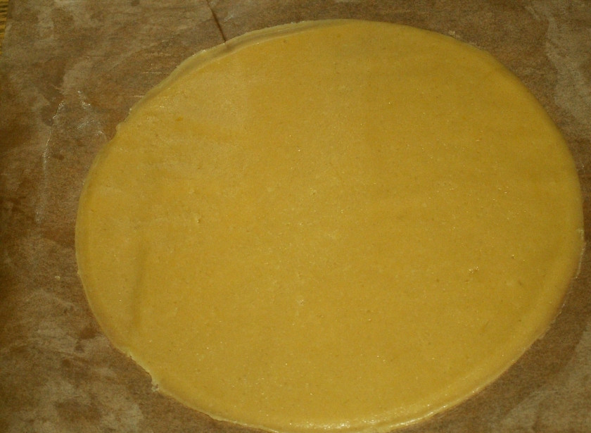 1. Этап. Торт Медовик со сгущенкой: Раскатайте каждый шарик тонко, обрежьте по форме для выпечки (главное, чтобы коржи были ровными и одинаковыми по размеру).