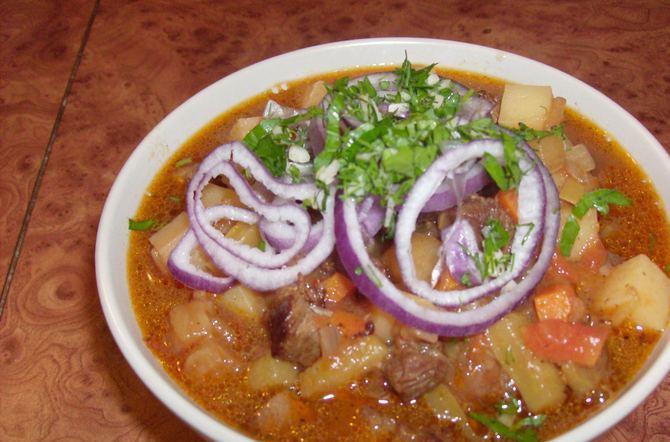 1. Этап. Лагман из спагетти: 5. Отдельно отварим спагетти. Рассыпаем макаронные изделия по тарелкам, и наверх заливаем смесь из кастрюли. Украшаем кольцами лука и зеленью. Готово!