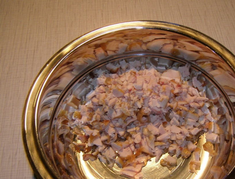 1. Этап. Салат с курицей и красной фасолью: Возьмите кусок копченой курицы, нарежьте мясо на небольшие одинаковые кусочки. Если вы используете ножки, то сначала отделите мясо от костей. Нарезайте курицу вместе с кожицей.