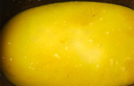 1. Этап. Плов из баранины на костре: 4. Как закипит - добавим рис, не перемешиваем. Заливаем водой, чтобы покрыла рис на два сантиметра сверху. Продолжаем тушить. Огонь постепенно будет угасать, так и нужно.