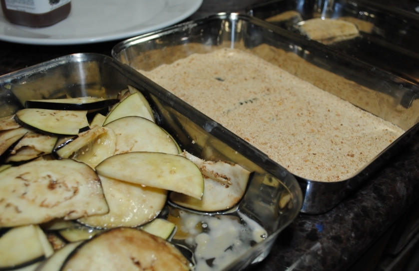 1. Этап. Чипсы из баклажанов: Помойте баклажан и нарежьте его тоненькими ломтиками. Взбейте яйца и перемешайте яичную массу с баклажанами.