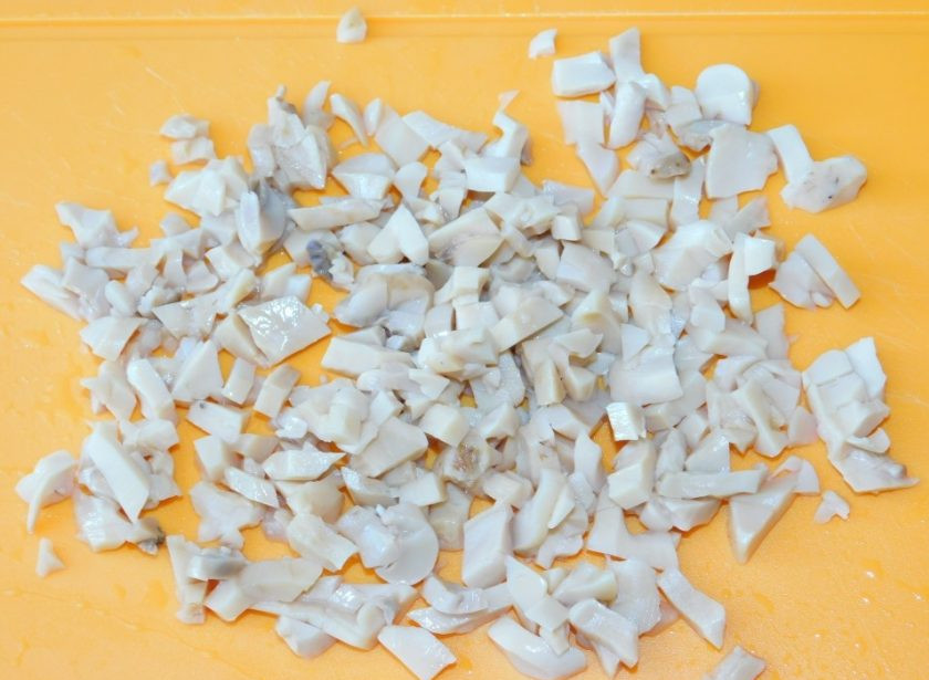 1. Этап. Тефтели с грибами в сливочно-томатном соусе: Мелко нарежьте грибы.