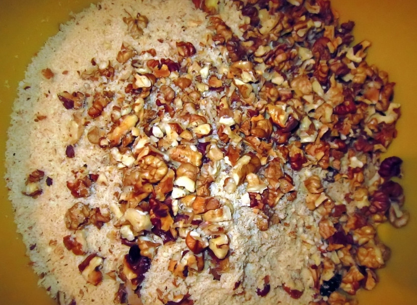 1. Этап. Шоколадная Картошка: Печенье и орехи измельчите в блендере.