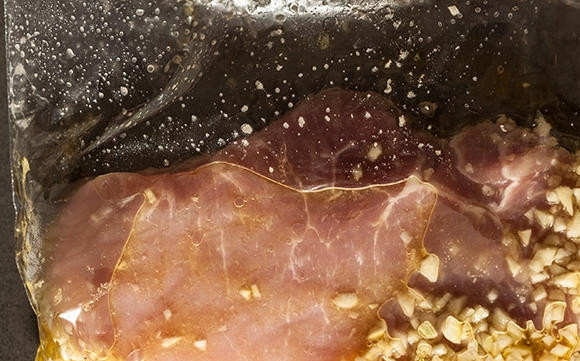 1. Этап. Стейк из свинины Вкуснейший: 1. Первым делом я предлагаю ненадолго замариновать мясо. Для этого стейк вымойте и хорошо обсушите бумажной салфеткой. Выложите в пакет или глубокую мисочку. Добавьте орегано, немного растительного масла, винный уксус. Очистите и измельчите чеснок, добавьте по вкусу в мясо. Оставьте его мариноваться минут на 20 при комнатной температуре, а затем ненадолго отправьте в холодильник.