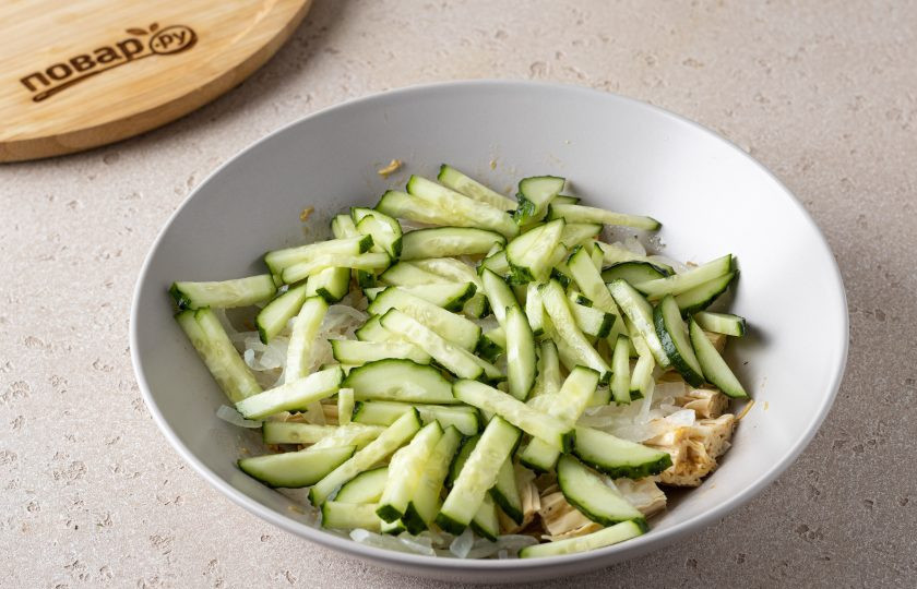 1. Этап. Салат из соевой спаржи с огурцом: Огурец нарежьте брусочками, добавьте в миску к остальным ингредиентам. Все перемешайте, посолите по вкусу.